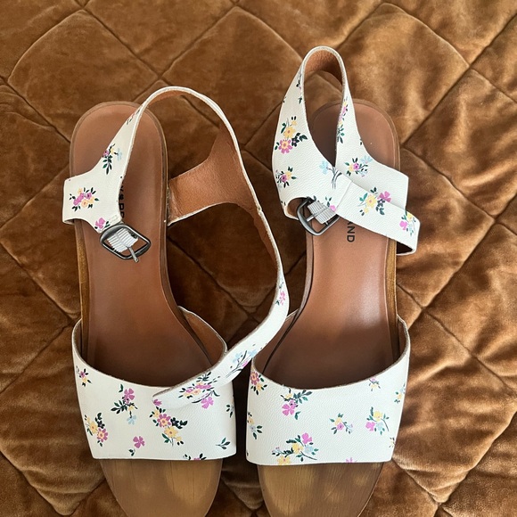 Lucky Brand Floral White Sandals - Picture 1 of 3